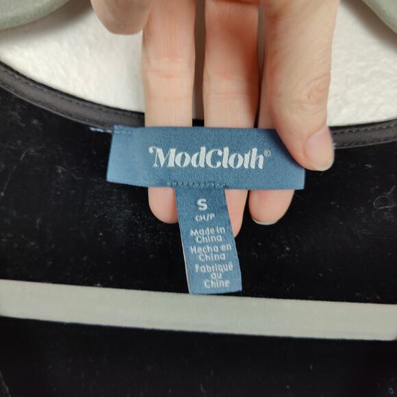 Modcloth Wrapped In Elegance Velvet Midi Dress‎ Womens Small Black Wrap Goth - Picture 4 of 7